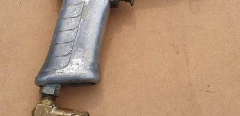 Snap-On rivet gun for solid rivets